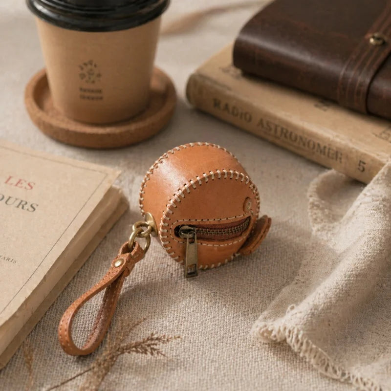 Estuche vintage de cuero para monedas y pintalabios inspirado en el béisbol: mini colgante para bolso hecho a mano | Diseño retro creativo con cierre de cremallera | Regalo y accesorio únicos