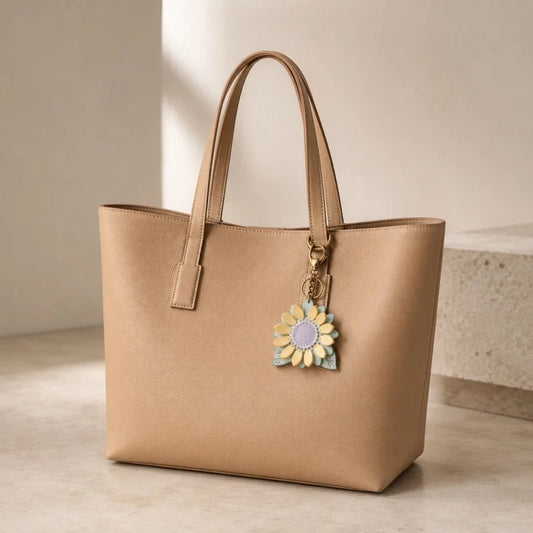 Dije de girasol para bolso – Llavero floral de cuero encerado de grano completo hecho a mano | Colgante de flor artesanal «Un futuro lleno de esperanza» | Regalo elegante para ella