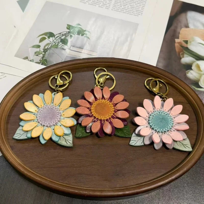 Dije de girasol para bolso – Llavero floral de cuero encerado de grano completo hecho a mano | Colgante de flor artesanal «Un futuro lleno de esperanza» | Regalo elegante para ella