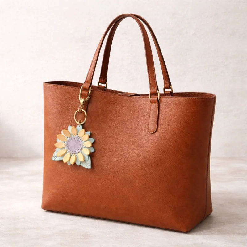 Dije de girasol para bolso – Llavero floral de cuero encerado de grano completo hecho a mano | Colgante de flor artesanal «Un futuro lleno de esperanza» | Regalo elegante para ella
