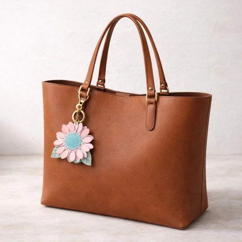 Dije de girasol para bolso – Llavero floral de cuero encerado de grano completo hecho a mano | Colgante de flor artesanal «Un futuro lleno de esperanza» | Regalo elegante para ella