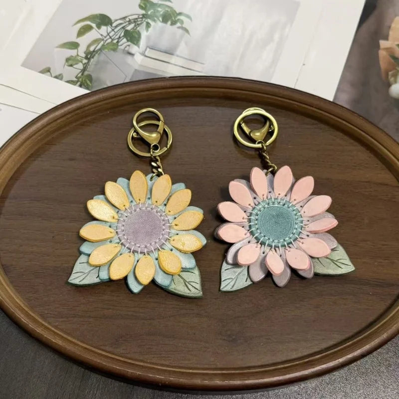 Dije de girasol para bolso – Llavero floral de cuero encerado de grano completo hecho a mano | Colgante de flor artesanal «Un futuro lleno de esperanza» | Regalo elegante para ella