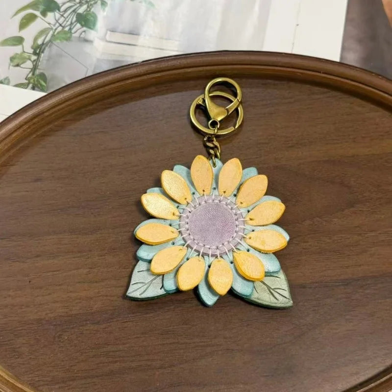 Dije de girasol para bolso – Llavero floral de cuero encerado de grano completo hecho a mano | Colgante de flor artesanal «Un futuro lleno de esperanza» | Regalo elegante para ella