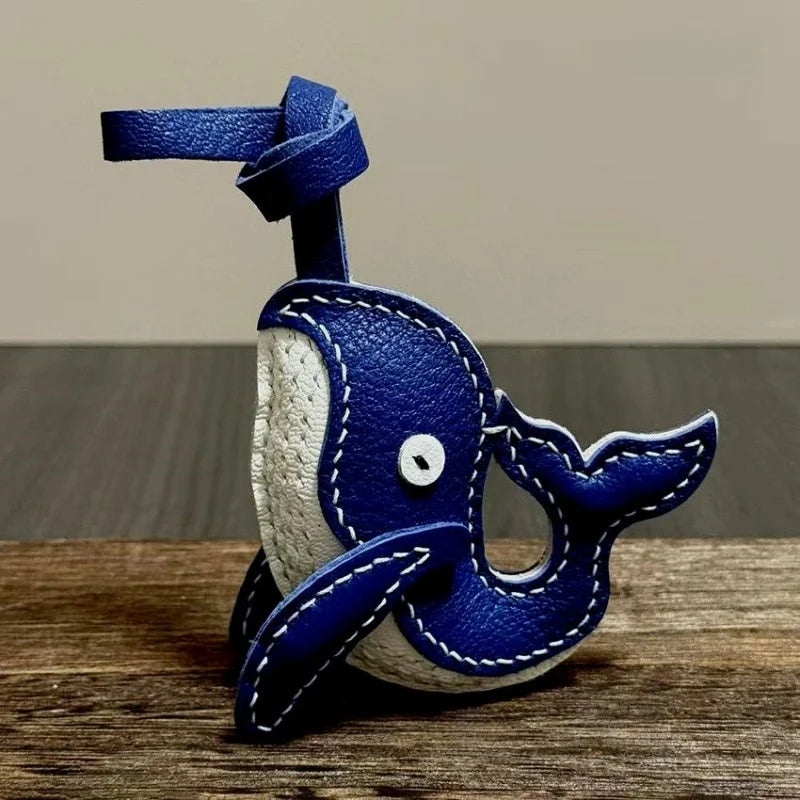 Dije de piel de ballena para bolso – Llavero y colgante de cuero azul hecho a mano por un diseñador | Accesorio minimalista inspirado en el océano | Un regalo ideal para ella