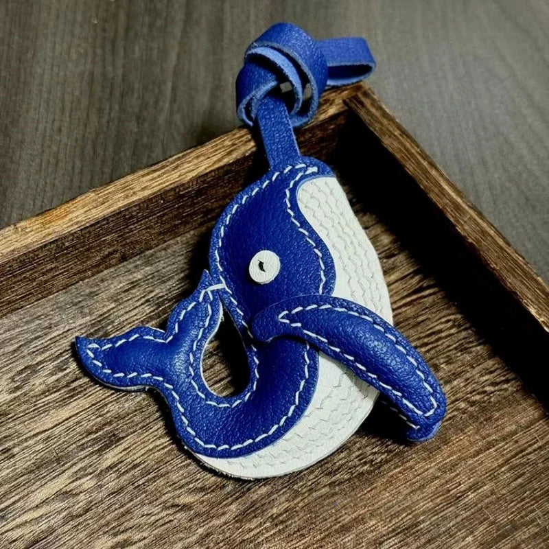 Dije de piel de ballena para bolso – Llavero y colgante de cuero azul hecho a mano por un diseñador | Accesorio minimalista inspirado en el océano | Un regalo ideal para ella