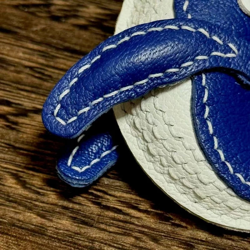 Dije de piel de ballena para bolso – Llavero y colgante de cuero azul hecho a mano por un diseñador | Accesorio minimalista inspirado en el océano | Un regalo ideal para ella