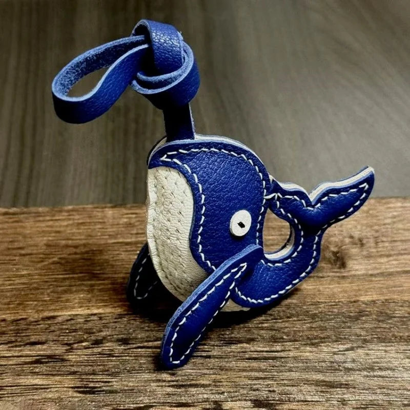Dije de piel de ballena para bolso – Llavero y colgante de cuero azul hecho a mano por un diseñador | Accesorio minimalista inspirado en el océano | Un regalo ideal para ella