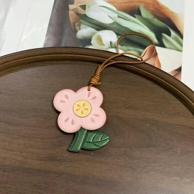 Four-Leaf Clover Leather Bag Charm – Handmade Full-Grain Leather Floral Pendant | Minimal Pastoral Style Handbag Accessory | Lucky Gift for Her