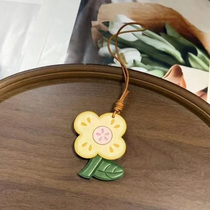 Four-Leaf Clover Leather Bag Charm – Handmade Full-Grain Leather Floral Pendant | Minimal Pastoral Style Handbag Accessory | Lucky Gift for Her