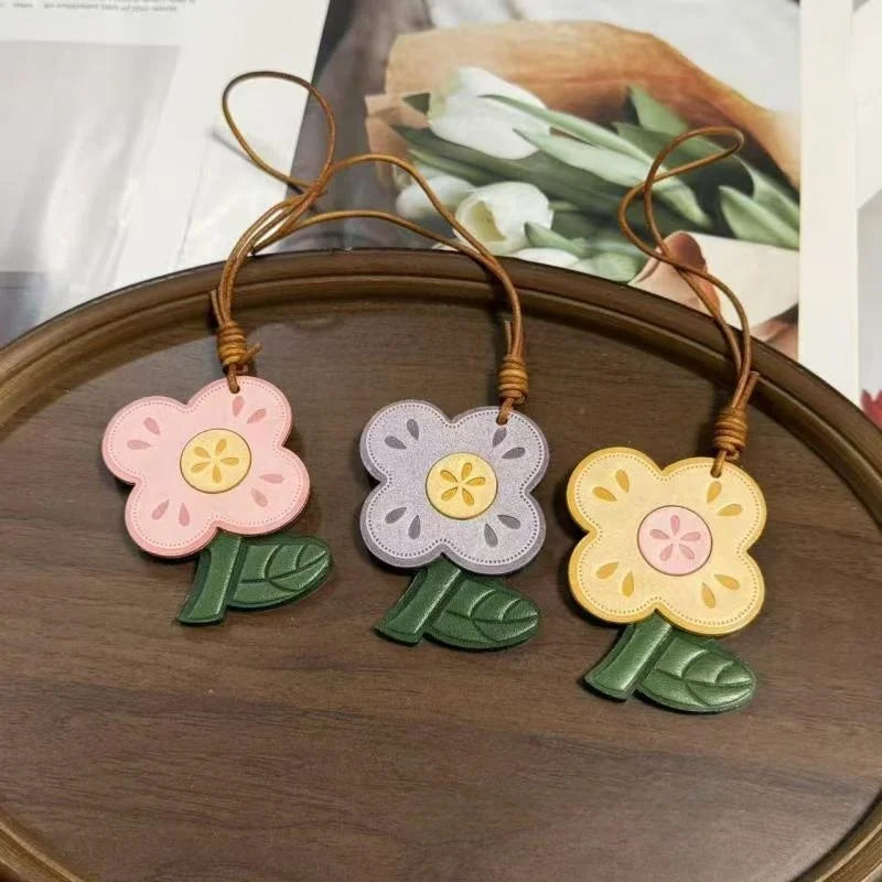 Four-Leaf Clover Leather Bag Charm – Handmade Full-Grain Leather Floral Pendant | Minimal Pastoral Style Handbag Accessory | Lucky Gift for Her