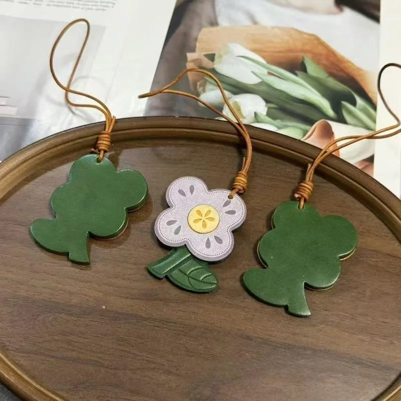 Four-Leaf Clover Leather Bag Charm – Handmade Full-Grain Leather Floral Pendant | Minimal Pastoral Style Handbag Accessory | Lucky Gift for Her