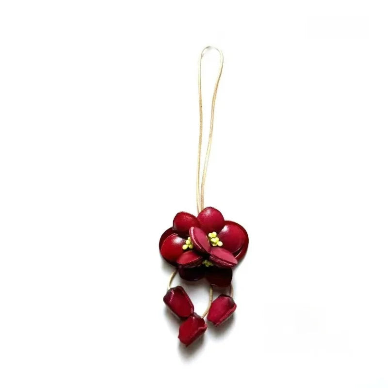 Dije de mariposa para bolso de cuero azul con flor – Colgante floral artesanal de cuero de plena flor | Elegante accesorio botánico para bolso | Regalo artesanal para ella