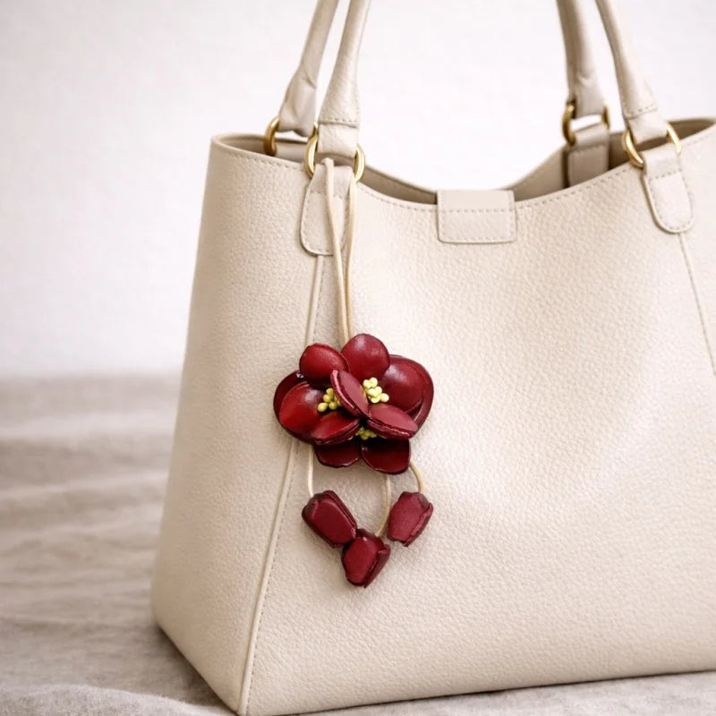 Dije de mariposa para bolso de cuero azul con flor – Colgante floral artesanal de cuero de plena flor | Elegante accesorio botánico para bolso | Regalo artesanal para ella