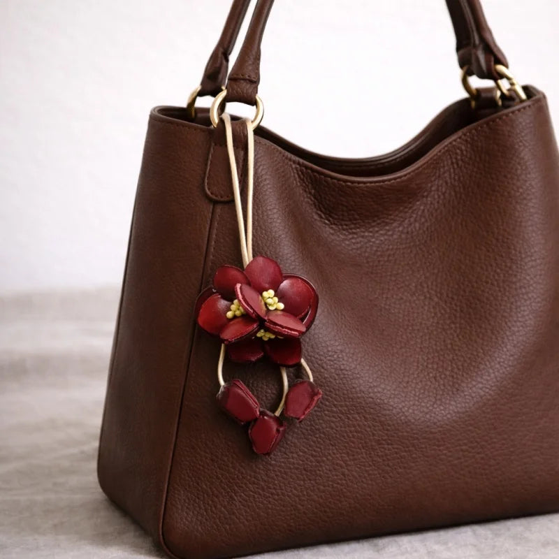 Dije de mariposa para bolso de cuero azul con flor – Colgante floral artesanal de cuero de plena flor | Elegante accesorio botánico para bolso | Regalo artesanal para ella
