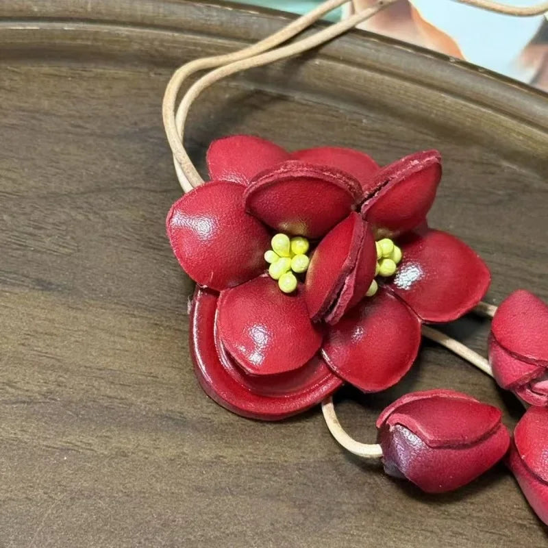 Dije de mariposa para bolso de cuero azul con flor – Colgante floral artesanal de cuero de plena flor | Elegante accesorio botánico para bolso | Regalo artesanal para ella