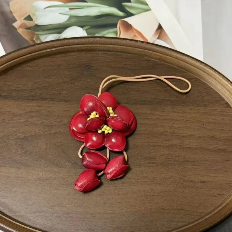 Dije de mariposa para bolso de cuero azul con flor – Colgante floral artesanal de cuero de plena flor | Elegante accesorio botánico para bolso | Regalo artesanal para ella