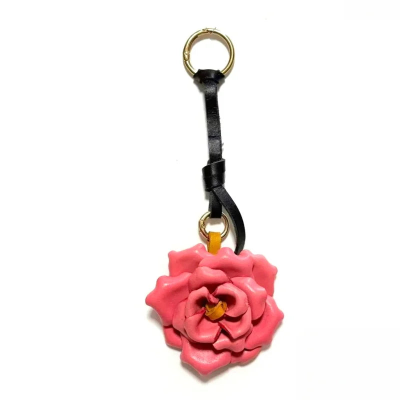 Colgante de cuero artesanal con rosa en flor para bolso – Colgante floral 3D de piel de vaca de grano completo | Elegante accesorio para bolso inspirado en el campo