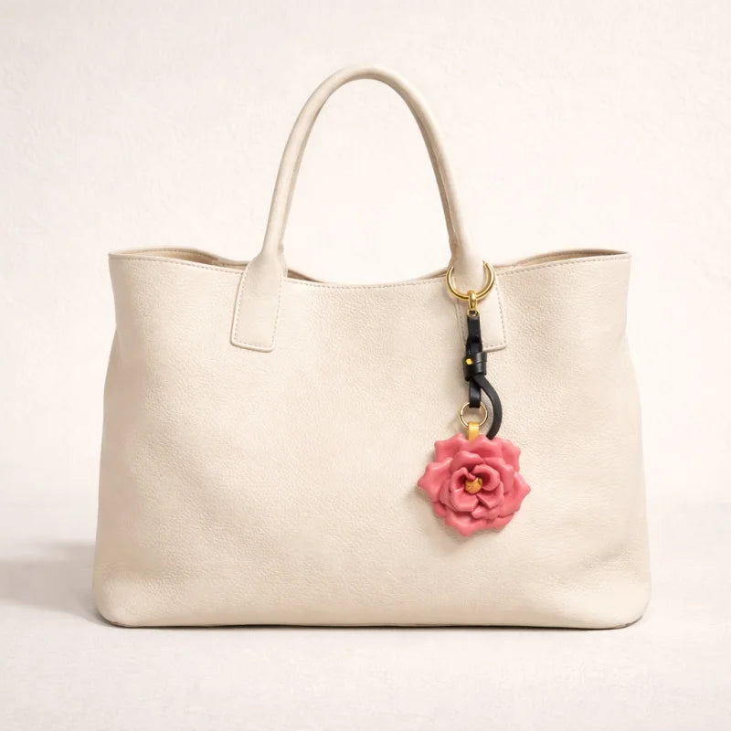 Colgante de cuero artesanal con rosa en flor para bolso – Colgante floral 3D de piel de vaca de grano completo | Elegante accesorio para bolso inspirado en el campo