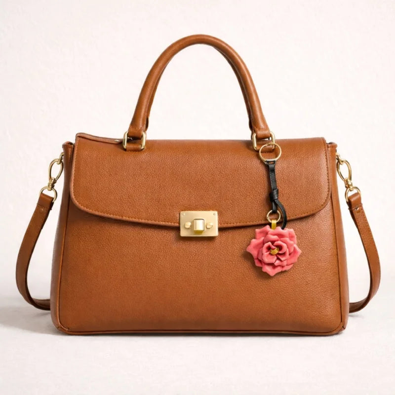 Colgante de cuero artesanal con rosa en flor para bolso – Colgante floral 3D de piel de vaca de grano completo | Elegante accesorio para bolso inspirado en el campo