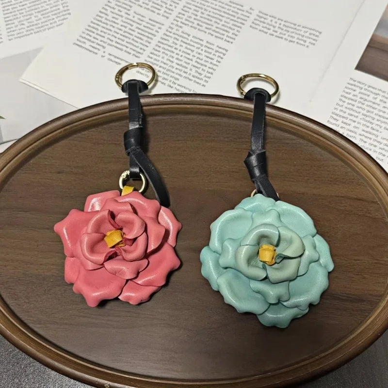 Colgante de cuero artesanal con rosa en flor para bolso – Colgante floral 3D de piel de vaca de grano completo | Elegante accesorio para bolso inspirado en el campo