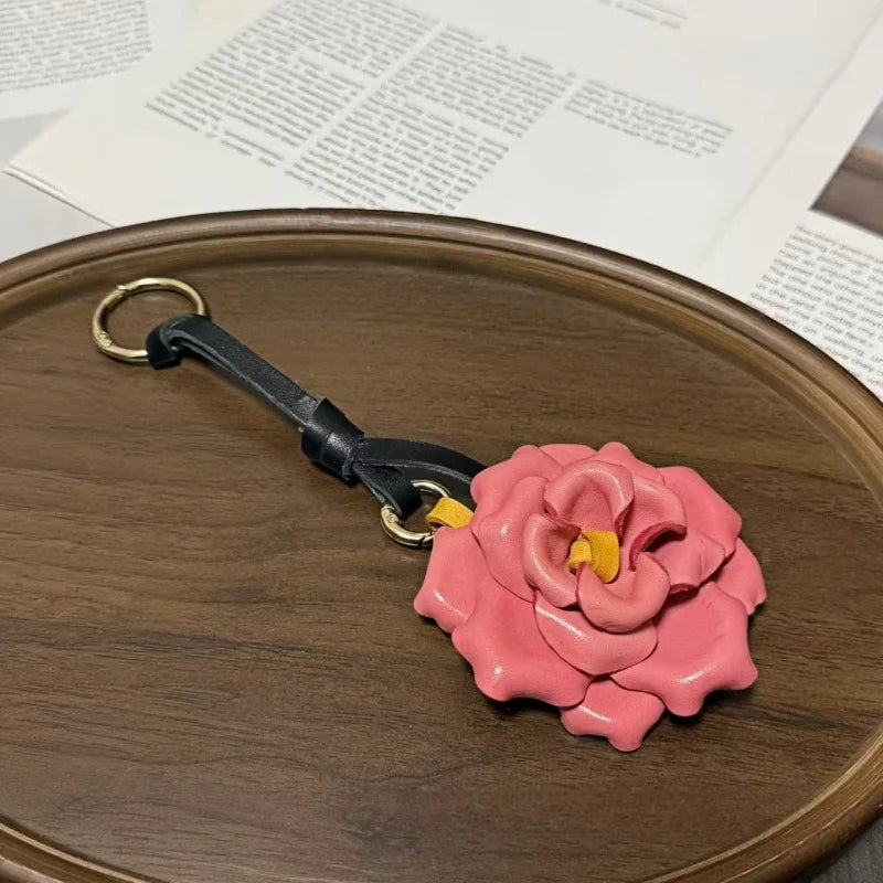 Colgante de cuero artesanal con rosa en flor para bolso – Colgante floral 3D de piel de vaca de grano completo | Elegante accesorio para bolso inspirado en el campo