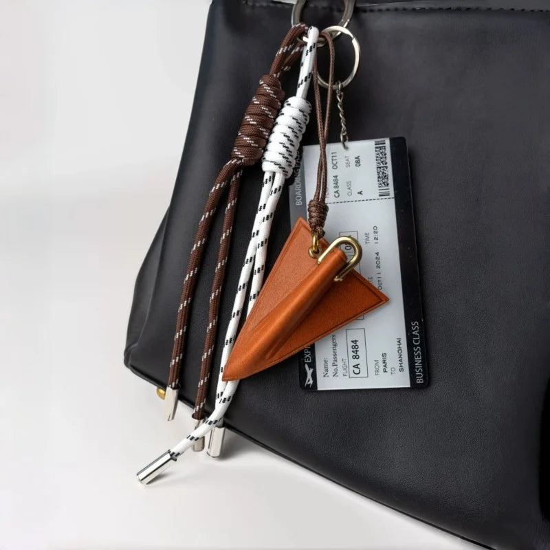 Charm de Cuero de Avión de Papiroflexia – Colgante de Viaje Hecho a Mano de Cuero de Plena Flor | Accesorio para Bolso Inspirado en Tarjeta de Embarque | Llavero Minimalista de Aventura para Regalo para Ella