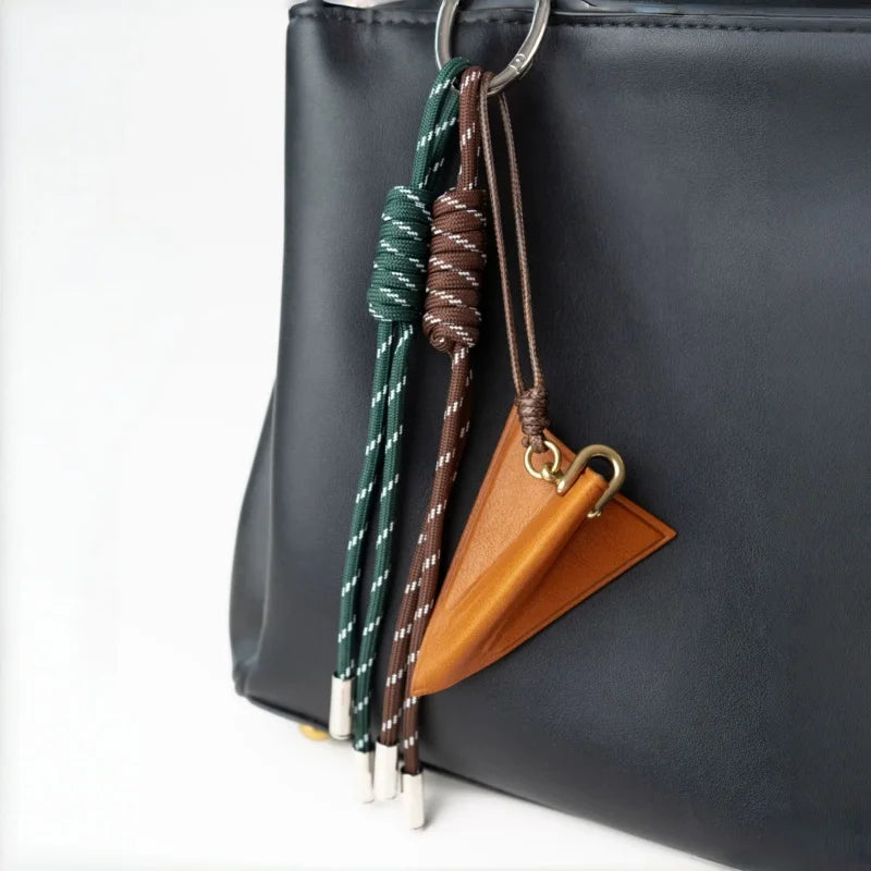Charm de Cuero de Avión de Papiroflexia – Colgante de Viaje Hecho a Mano de Cuero de Plena Flor | Accesorio para Bolso Inspirado en Tarjeta de Embarque | Llavero Minimalista de Aventura para Regalo para Ella