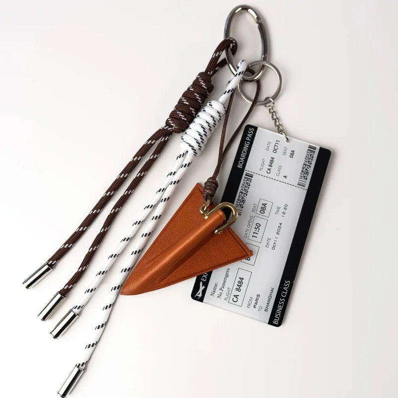 Charm de Cuero de Avión de Papiroflexia – Colgante de Viaje Hecho a Mano de Cuero de Plena Flor | Accesorio para Bolso Inspirado en Tarjeta de Embarque | Llavero Minimalista de Aventura para Regalo para Ella