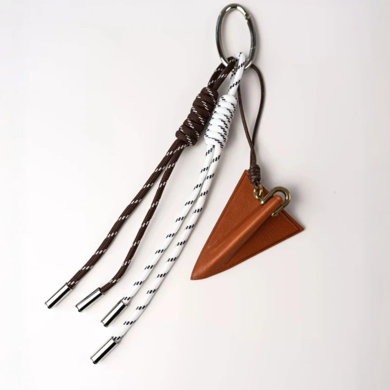Charm de Cuero de Avión de Papiroflexia – Colgante de Viaje Hecho a Mano de Cuero de Plena Flor | Accesorio para Bolso Inspirado en Tarjeta de Embarque | Llavero Minimalista de Aventura para Regalo para Ella