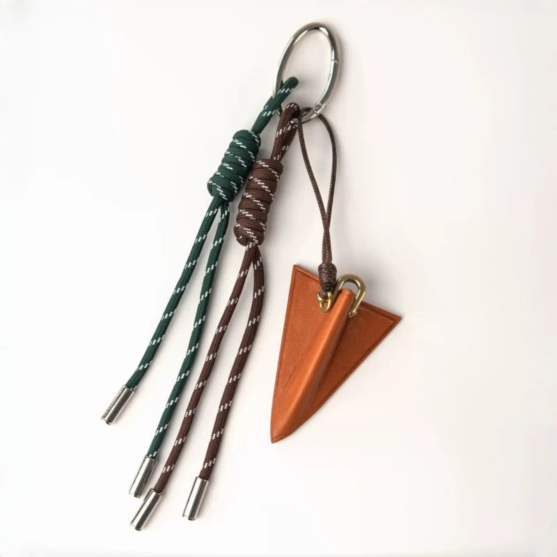 Charm de Cuero de Avión de Papiroflexia – Colgante de Viaje Hecho a Mano de Cuero de Plena Flor | Accesorio para Bolso Inspirado en Tarjeta de Embarque | Llavero Minimalista de Aventura para Regalo para Ella