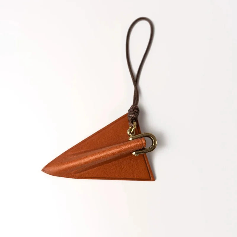 Charm de Cuero de Avión de Papiroflexia – Colgante de Viaje Hecho a Mano de Cuero de Plena Flor | Accesorio para Bolso Inspirado en Tarjeta de Embarque | Llavero Minimalista de Aventura para Regalo para Ella