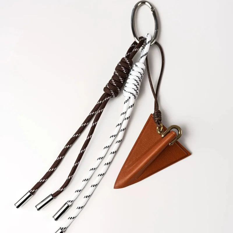 Charm de Cuero de Avión de Papiroflexia – Colgante de Viaje Hecho a Mano de Cuero de Plena Flor | Accesorio para Bolso Inspirado en Tarjeta de Embarque | Llavero Minimalista de Aventura para Regalo para Ella