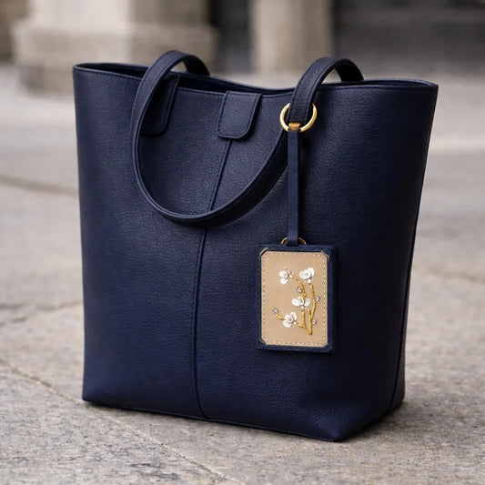 Colgante de bolsa de cuero Jade Orchid - Etiqueta hecha a mano de cuero de plena flor | Llavero accesorio de bolso elegante y minimalista | Regalo para ella
