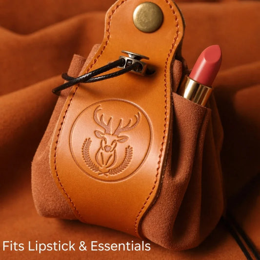 Colgante de lápiz labial de cuero con emblema de ciervo – Estuche de cuero de plena flor hecho a mano | Mini estuche rústico para lápiz labial y artículos esenciales | Regalo para ella