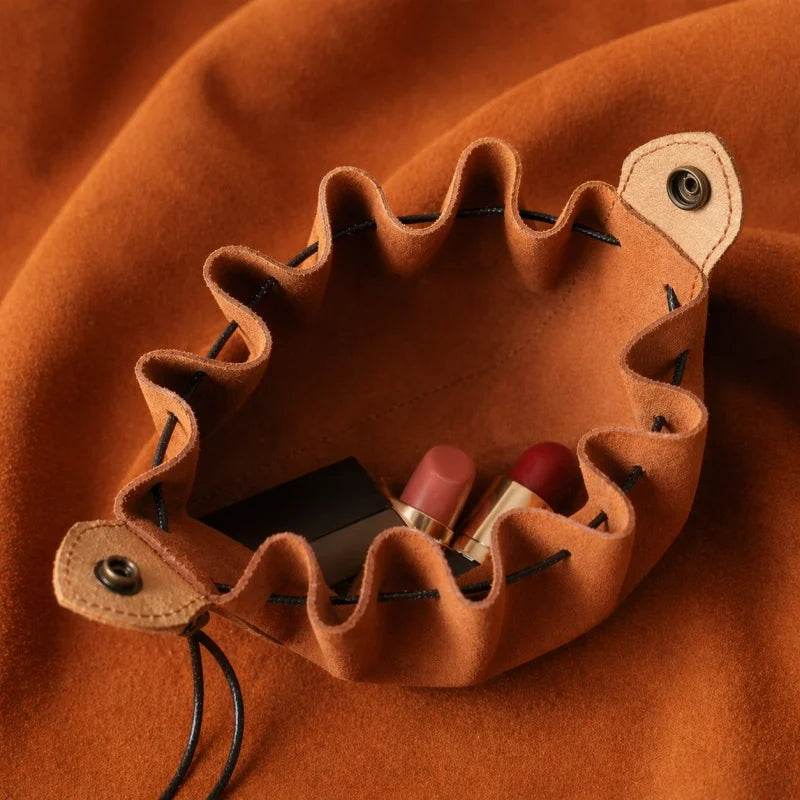 Colgante de lápiz labial de cuero con emblema de ciervo – Estuche de cuero de plena flor hecho a mano | Mini estuche rústico para lápiz labial y artículos esenciales | Regalo para ella