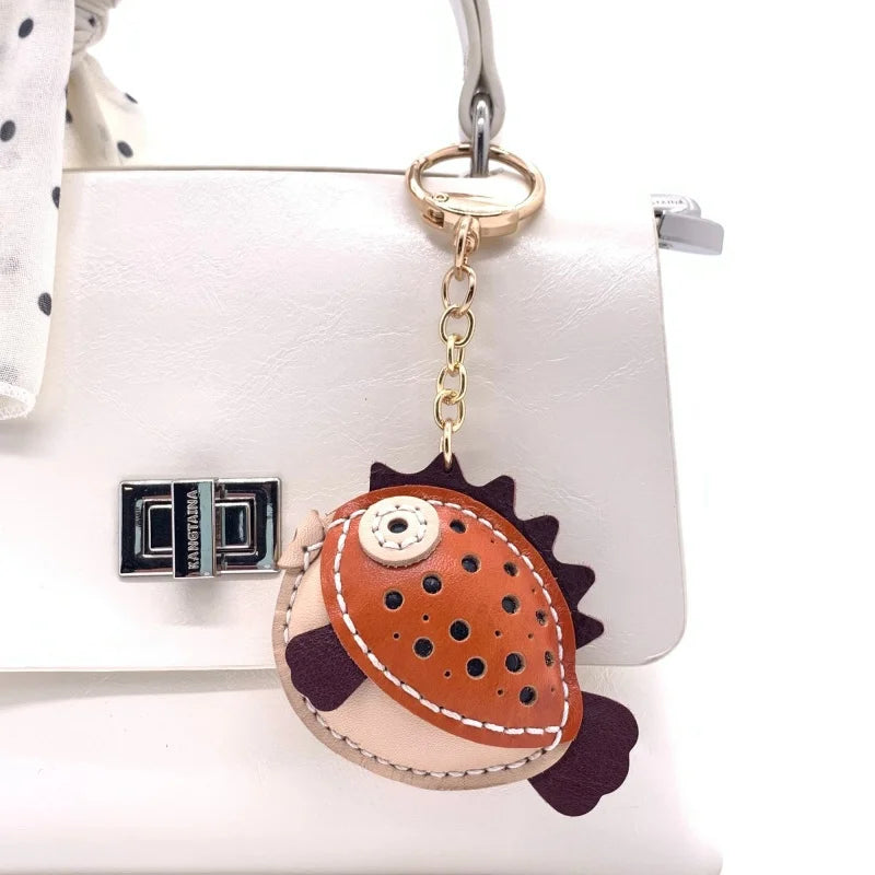 Dije de delfín para bolso – Llavero y colgante de animal de cuero curtido vegetal hecho a mano | Accesorio encantador inspirado en el océano | Un regalo especial para ella