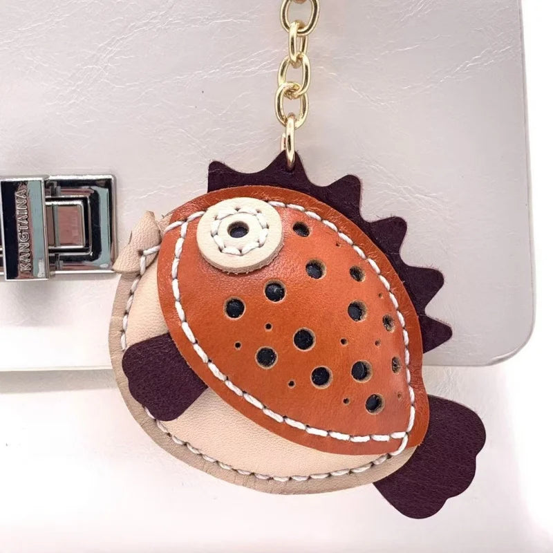 Dije de delfín para bolso – Llavero y colgante de animal de cuero curtido vegetal hecho a mano | Accesorio encantador inspirado en el océano | Un regalo especial para ella