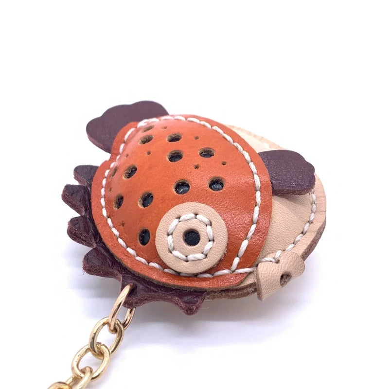 Dije de delfín para bolso – Llavero y colgante de animal de cuero curtido vegetal hecho a mano | Accesorio encantador inspirado en el océano | Un regalo especial para ella