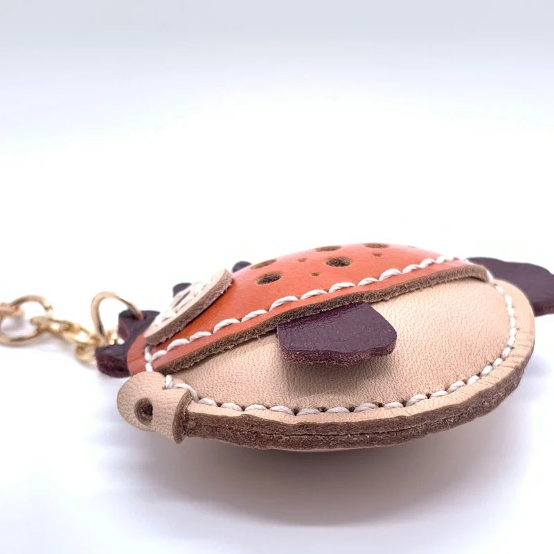 Dije de delfín para bolso – Llavero y colgante de animal de cuero curtido vegetal hecho a mano | Accesorio encantador inspirado en el océano | Un regalo especial para ella