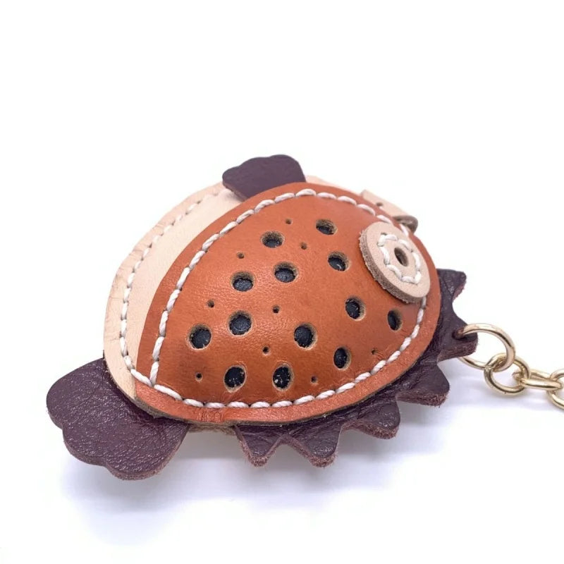 Dije de delfín para bolso – Llavero y colgante de animal de cuero curtido vegetal hecho a mano | Accesorio encantador inspirado en el océano | Un regalo especial para ella