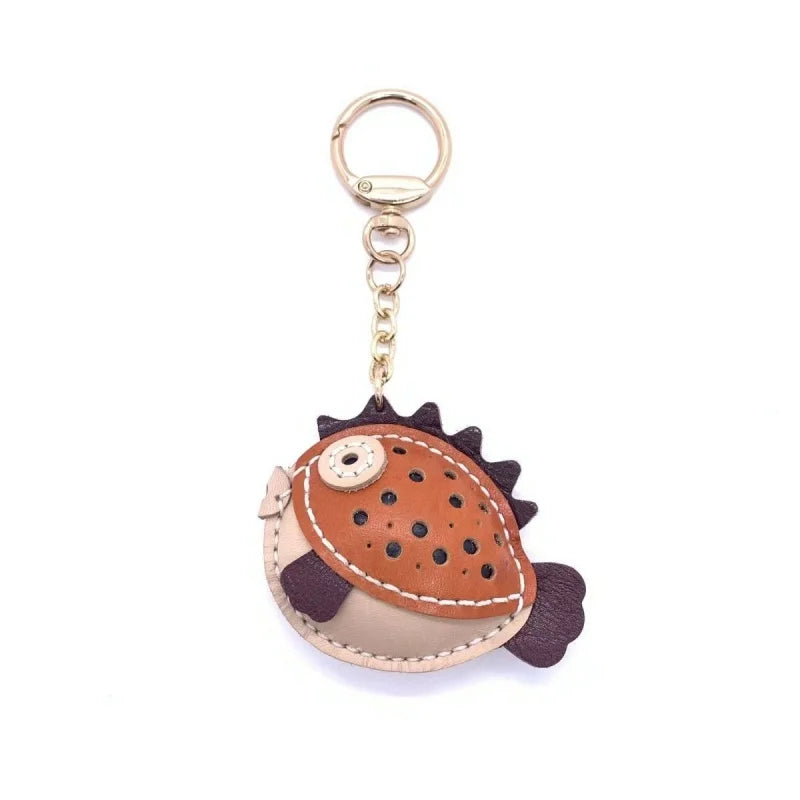 Dije de delfín para bolso – Llavero y colgante de animal de cuero curtido vegetal hecho a mano | Accesorio encantador inspirado en el océano | Un regalo especial para ella