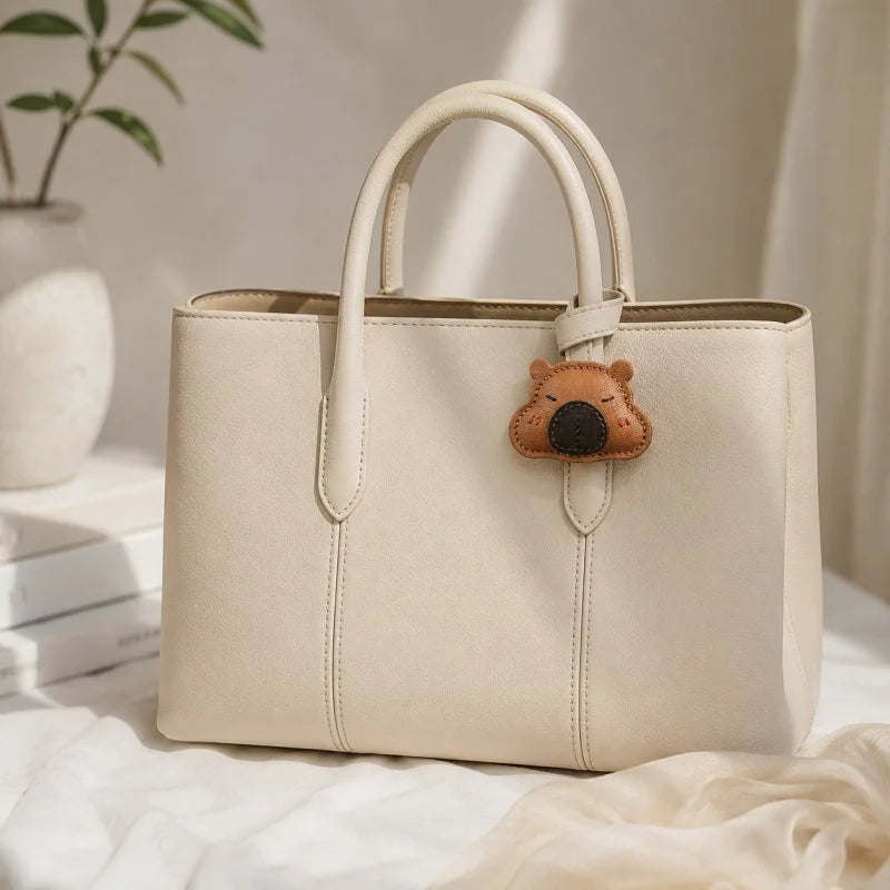 Charm para bolso de piel de carpincho durmiendo – Colgante artesanal de animal premium en marrón suave | Llavero de cerdo de agua perezoso | Accesorio para bolso divertido y lujoso