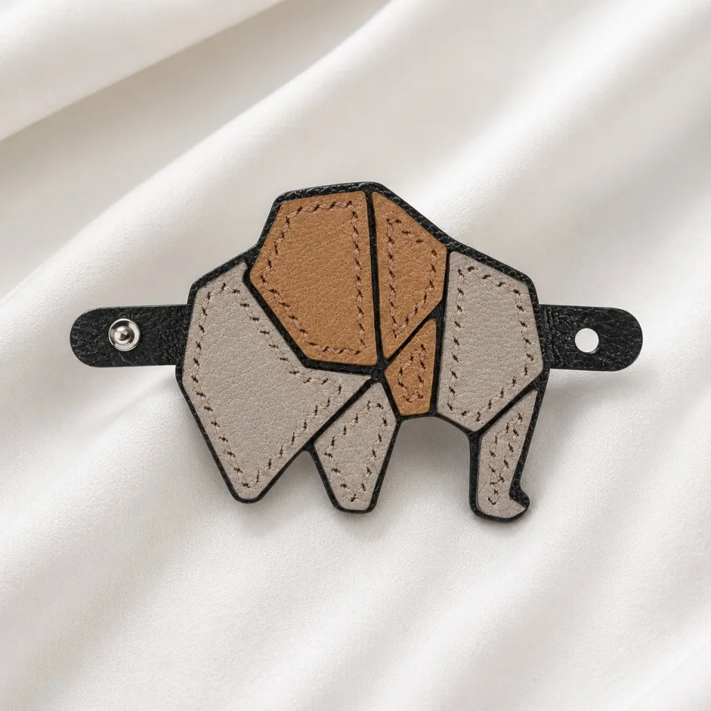Charm de elefante para bolso, hecho a mano con patchwork de cuero y detalles de lujo de piel de cabra francesa.