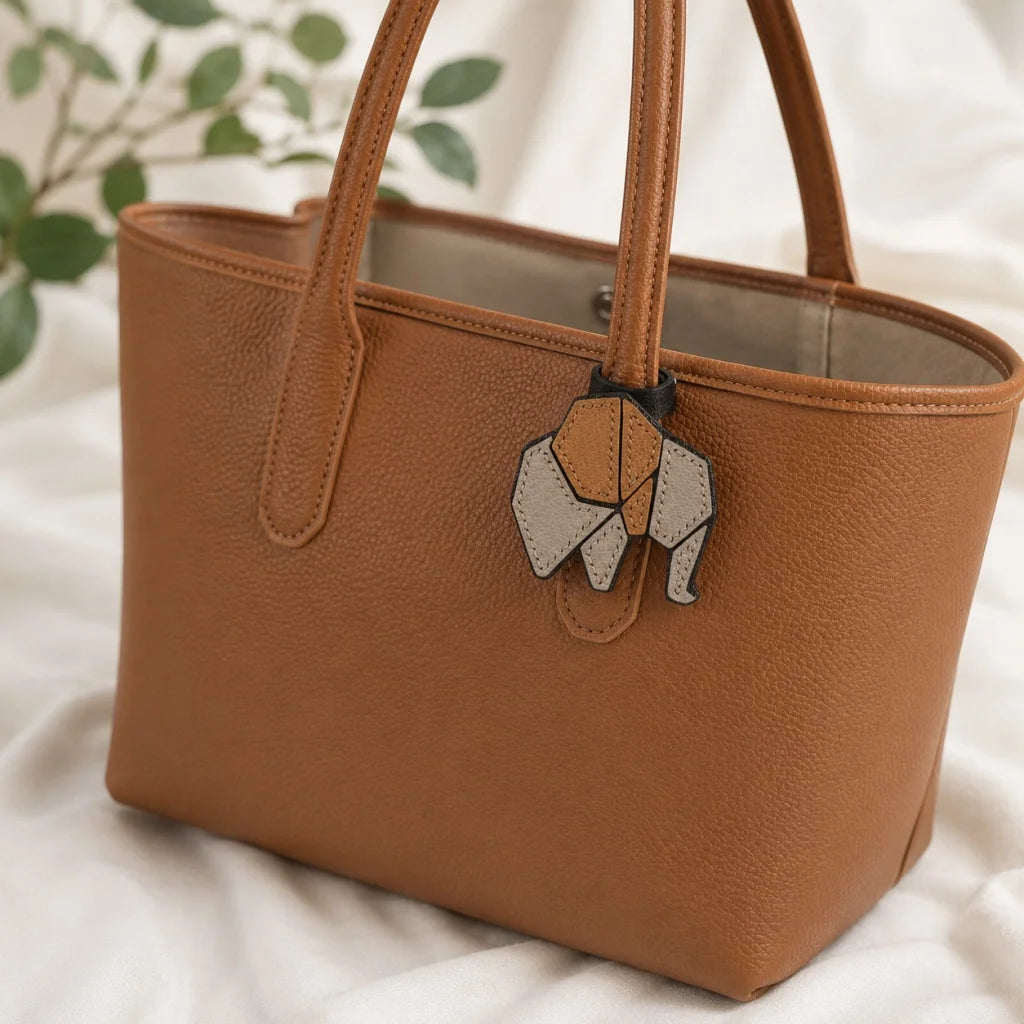 Charm de elefante para bolso, hecho a mano con patchwork de cuero y detalles de lujo de piel de cabra francesa.
