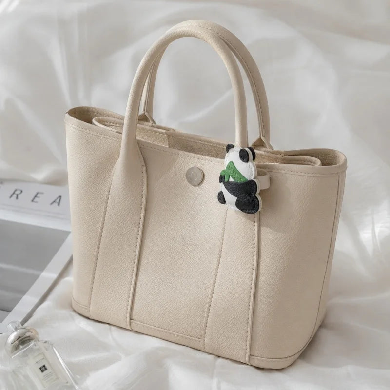 Dije de piel de panda abrazable de bambú para bolso – Colgante hecho a mano de grano completo | Símbolo de buena fortuna y paz | Accesorio artístico de regalo de panda