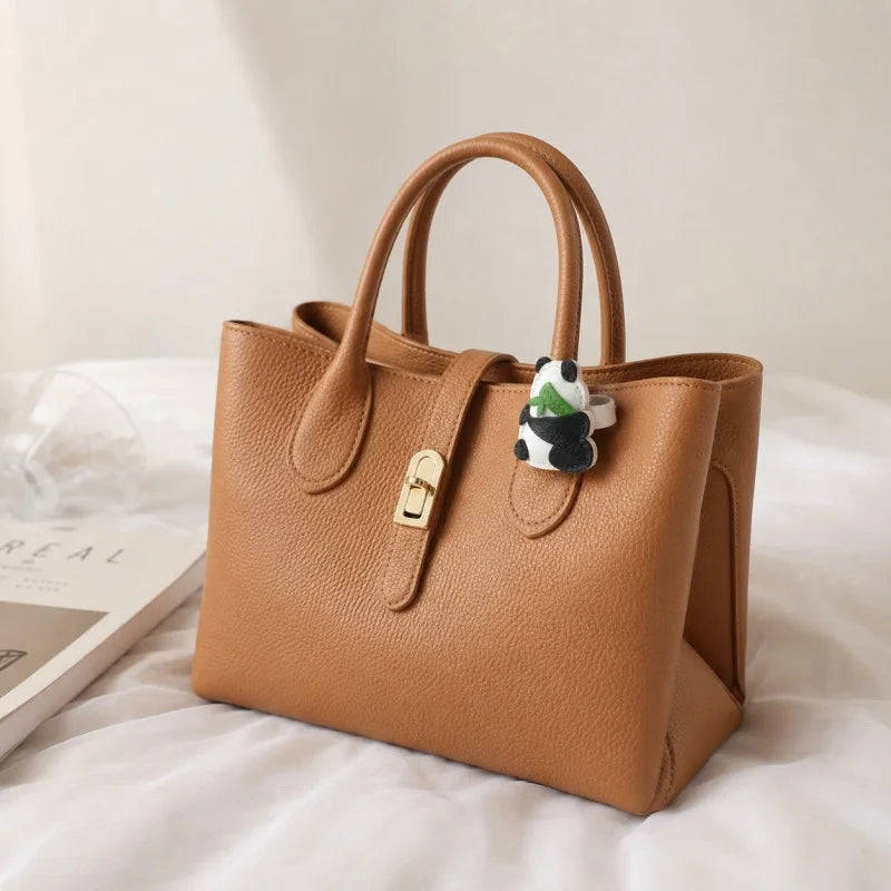 Dije de piel de panda abrazable de bambú para bolso – Colgante hecho a mano de grano completo | Símbolo de buena fortuna y paz | Accesorio artístico de regalo de panda