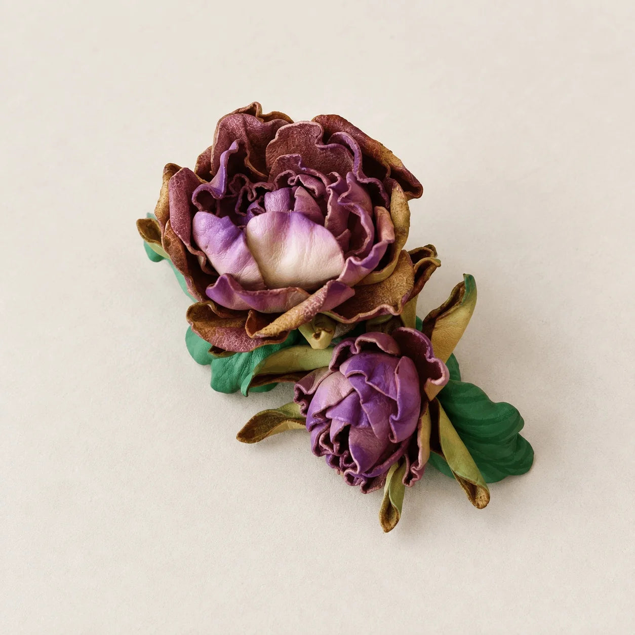 Broche Floral Escultórico de Cuero Convertible Hecho a Mano, Colgante para Bolso y Collar Llamativo – Diseño de Flor Simple o Doble