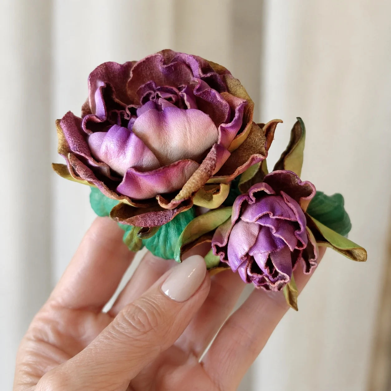 Broche Floral Escultórico de Cuero Convertible Hecho a Mano, Colgante para Bolso y Collar Llamativo – Diseño de Flor Simple o Doble