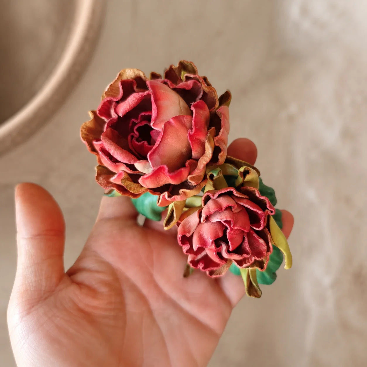 Broche Floral Escultórico de Cuero Convertible Hecho a Mano, Colgante para Bolso y Collar Llamativo – Diseño de Flor Simple o Doble