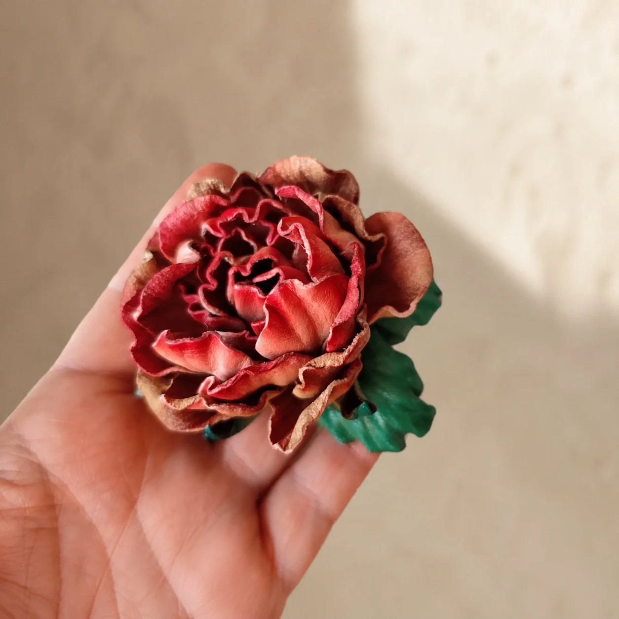 Broche Floral Escultórico de Cuero Convertible Hecho a Mano, Colgante para Bolso y Collar Llamativo – Diseño de Flor Simple o Doble